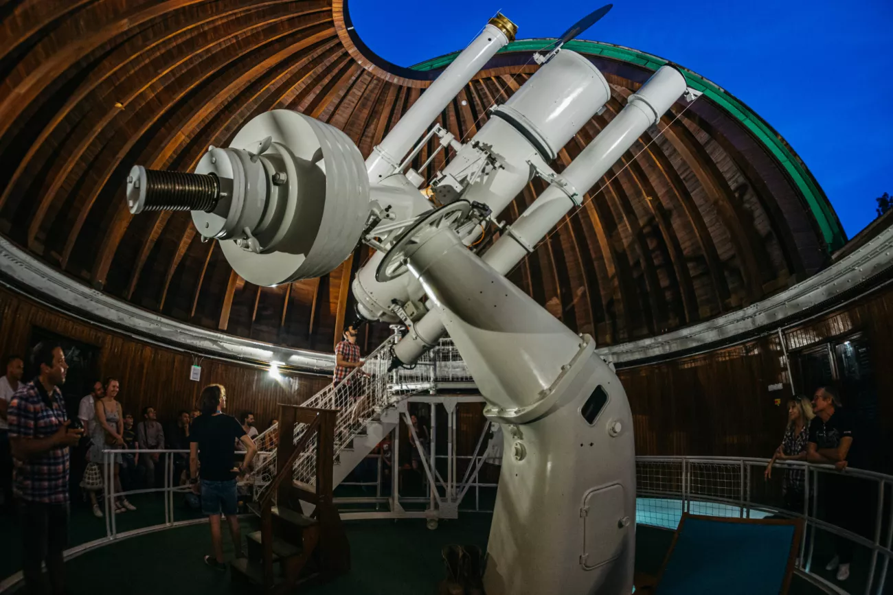 A Svábhegyi Csillagvizsgáló nagy, 60 cm átmérőjű fő tükrös távcsöve mellett további 25 illetve 20 cm-es távcsöveivel kémlelik a látogatók az éjszakai égboltot