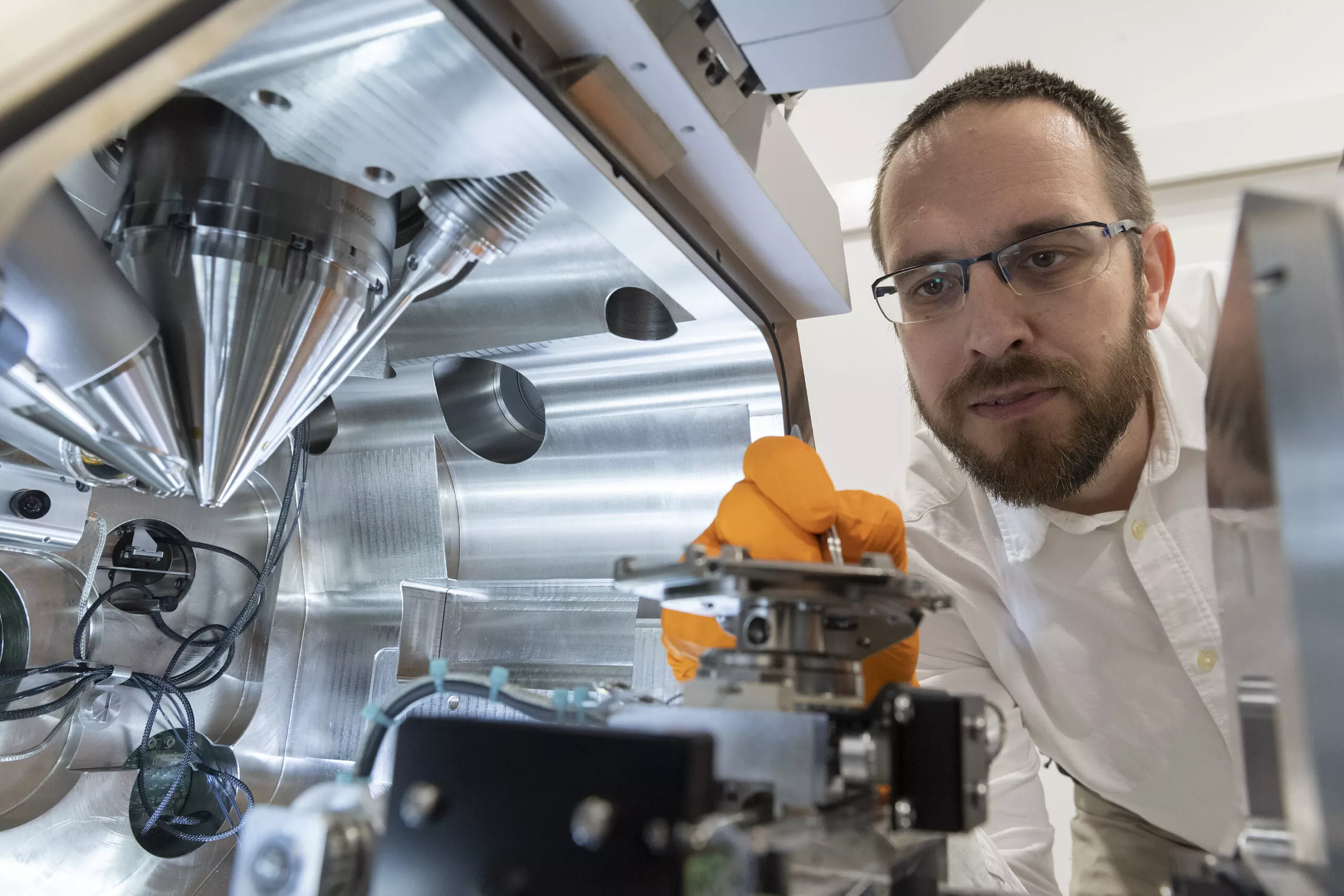 RADNOCZI_György_Zoltán , az ELKH Energiatudományi Kutatóközpontjában működő Vékonyréteg-Fizika osztályának kutatója elektronmikroszkópok felhasználásával végez kutatásokat. Kutatásaival hozzájárul a COVID - 19 járvány elleni védek